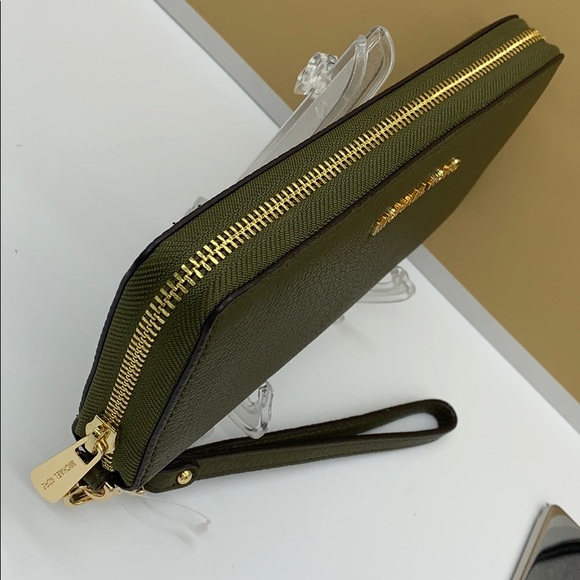 MICHAEL KORS JET SET TRAVEL LG TRVL CONTINENTAL OLIVE COLOR - Picture 5 of 15